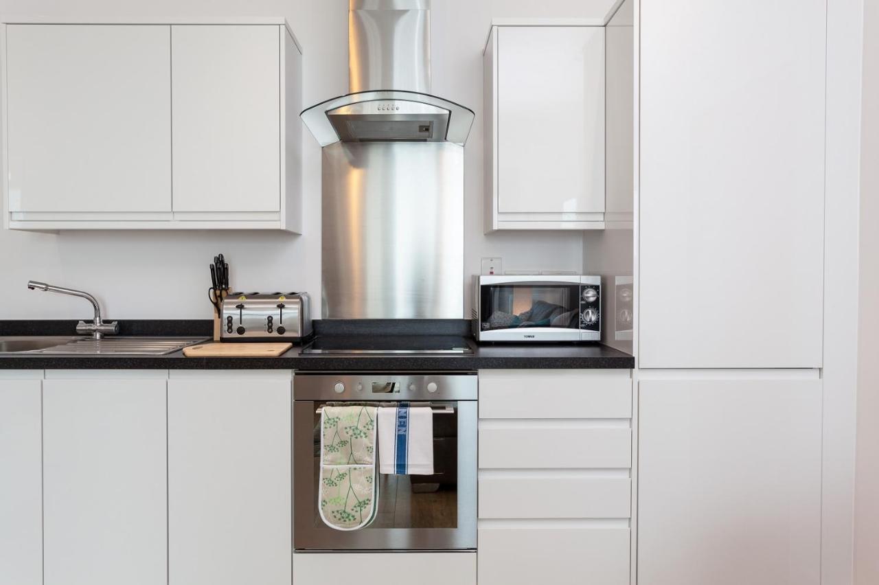 Self-Contained Town Centre One Bedroom Apartments By Helmswood Serviced Apartments Redhill  Bagian luar foto