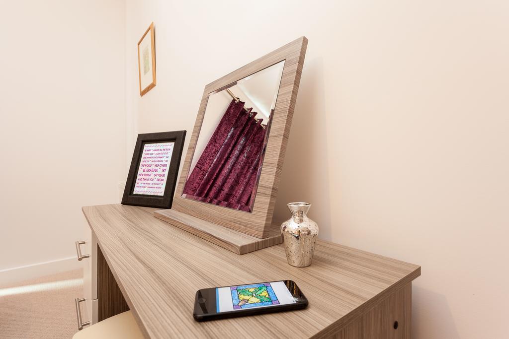 Self-Contained Town Centre One Bedroom Apartments By Helmswood Serviced Apartments Redhill  Bagian luar foto