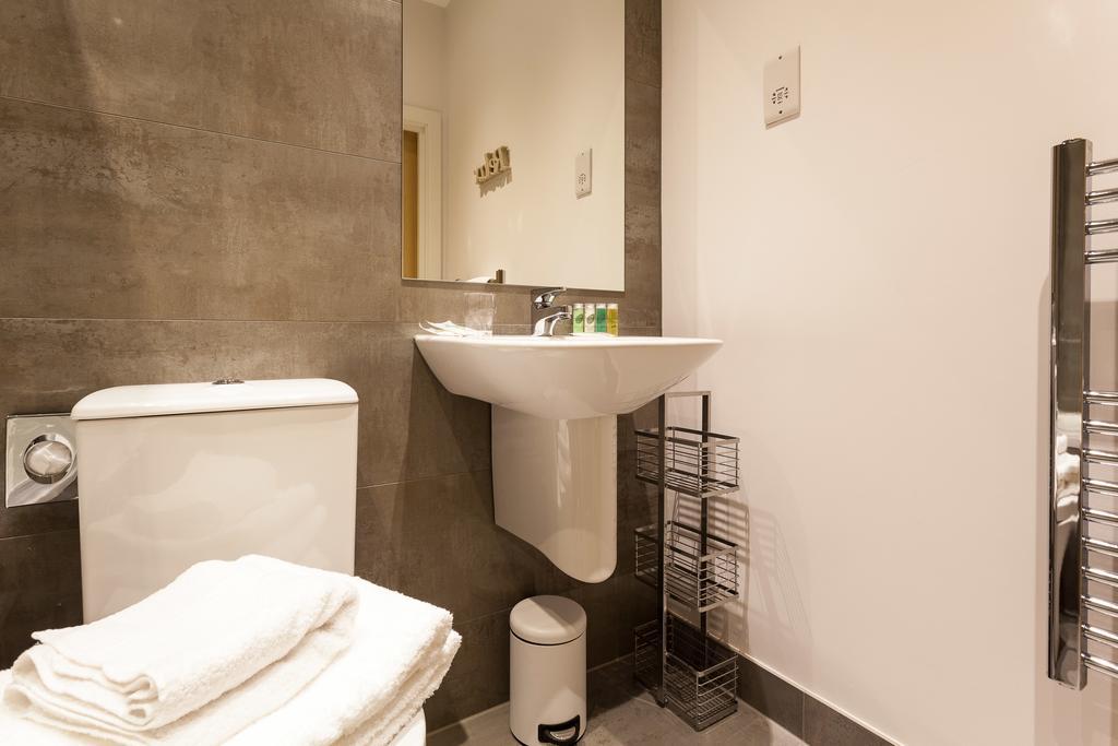 Self-Contained Town Centre One Bedroom Apartments By Helmswood Serviced Apartments Redhill  Bagian luar foto