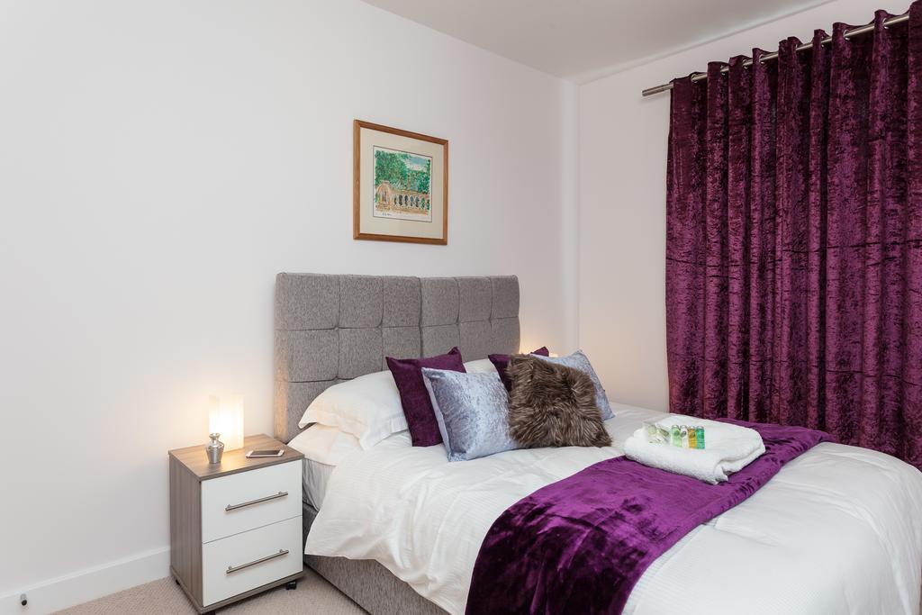 Self-Contained Town Centre One Bedroom Apartments By Helmswood Serviced Apartments Redhill  Bagian luar foto