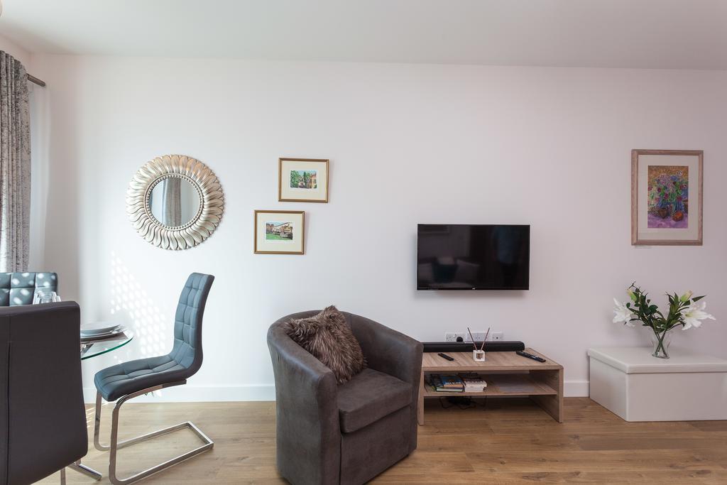 Self-Contained Town Centre One Bedroom Apartments By Helmswood Serviced Apartments Redhill  Bagian luar foto