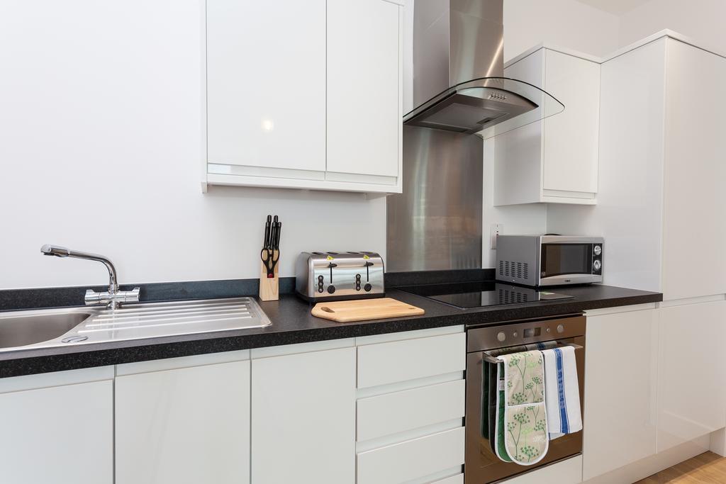Self-Contained Town Centre One Bedroom Apartments By Helmswood Serviced Apartments Redhill  Bagian luar foto
