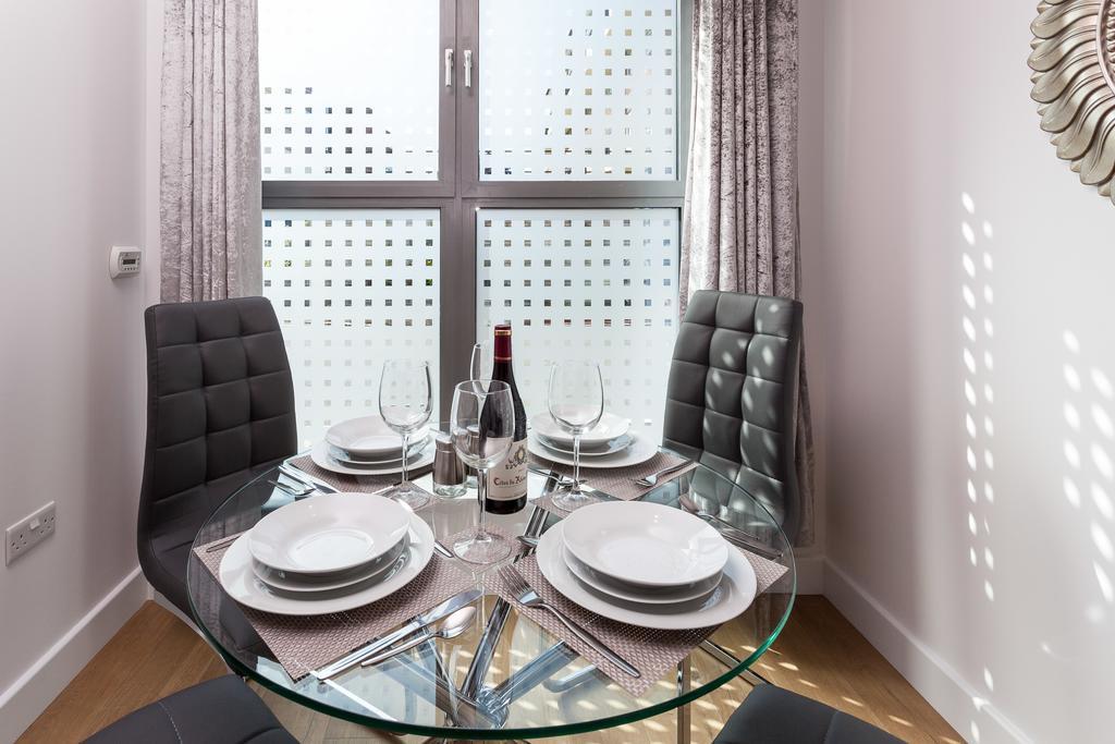 Self-Contained Town Centre One Bedroom Apartments By Helmswood Serviced Apartments Redhill  Bagian luar foto