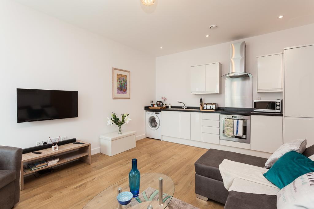 Self-Contained Town Centre One Bedroom Apartments By Helmswood Serviced Apartments Redhill  Bagian luar foto