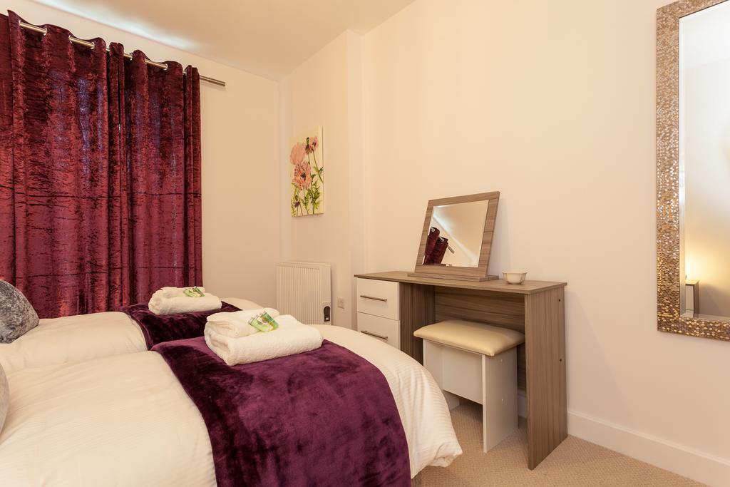 Self-Contained Town Centre One Bedroom Apartments By Helmswood Serviced Apartments Redhill  Bagian luar foto