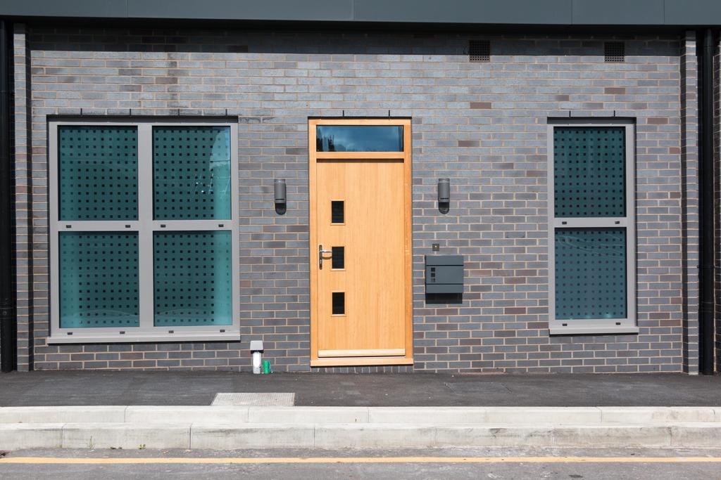 Self-Contained Town Centre One Bedroom Apartments By Helmswood Serviced Apartments Redhill  Bagian luar foto