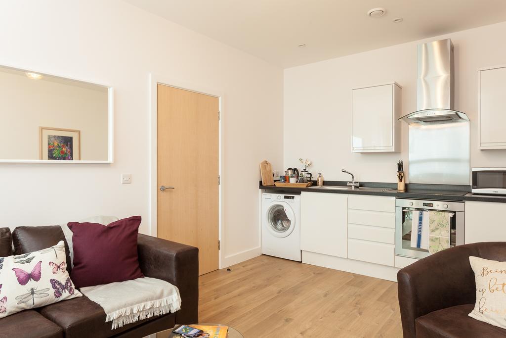Self-Contained Town Centre One Bedroom Apartments By Helmswood Serviced Apartments Redhill  Bagian luar foto
