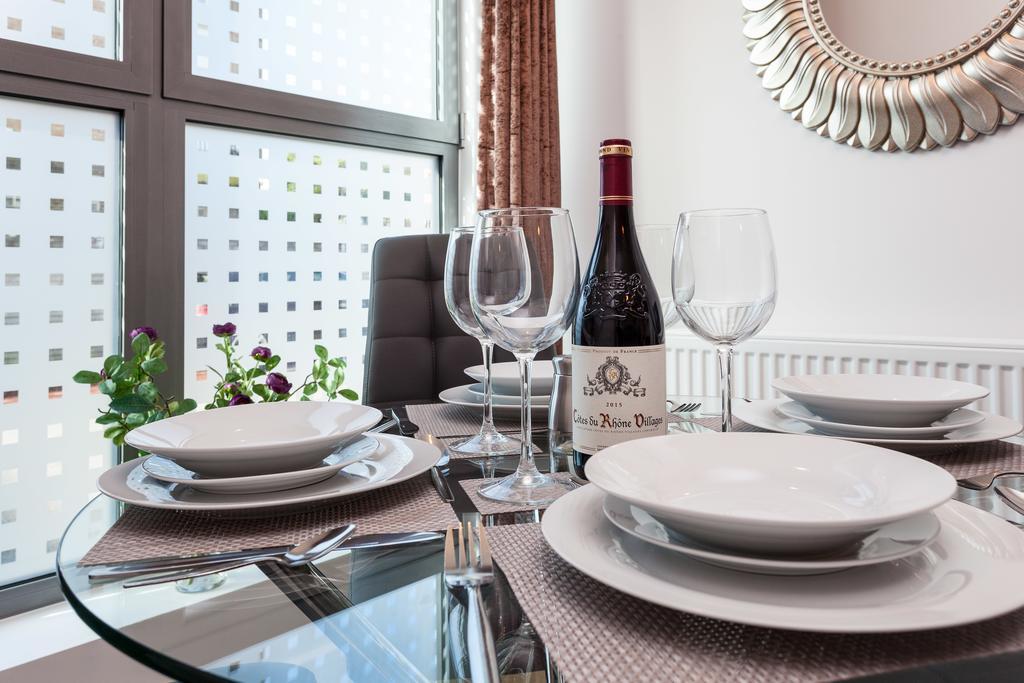 Self-Contained Town Centre One Bedroom Apartments By Helmswood Serviced Apartments Redhill  Bagian luar foto