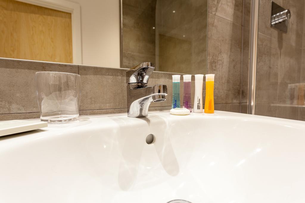 Self-Contained Town Centre One Bedroom Apartments By Helmswood Serviced Apartments Redhill  Bagian luar foto