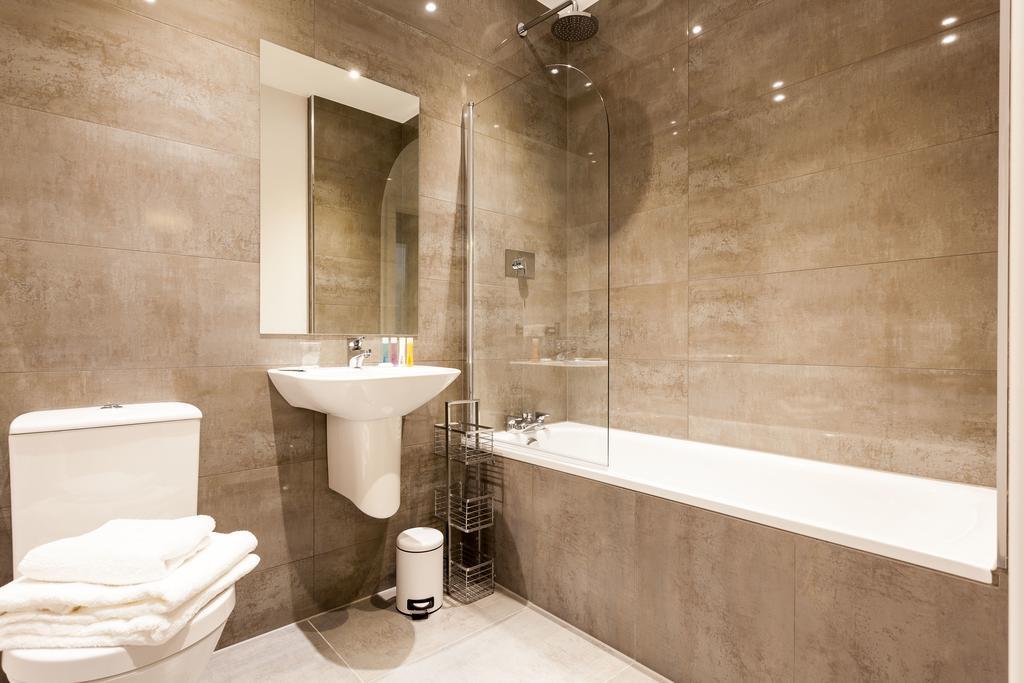 Self-Contained Town Centre One Bedroom Apartments By Helmswood Serviced Apartments Redhill  Bagian luar foto