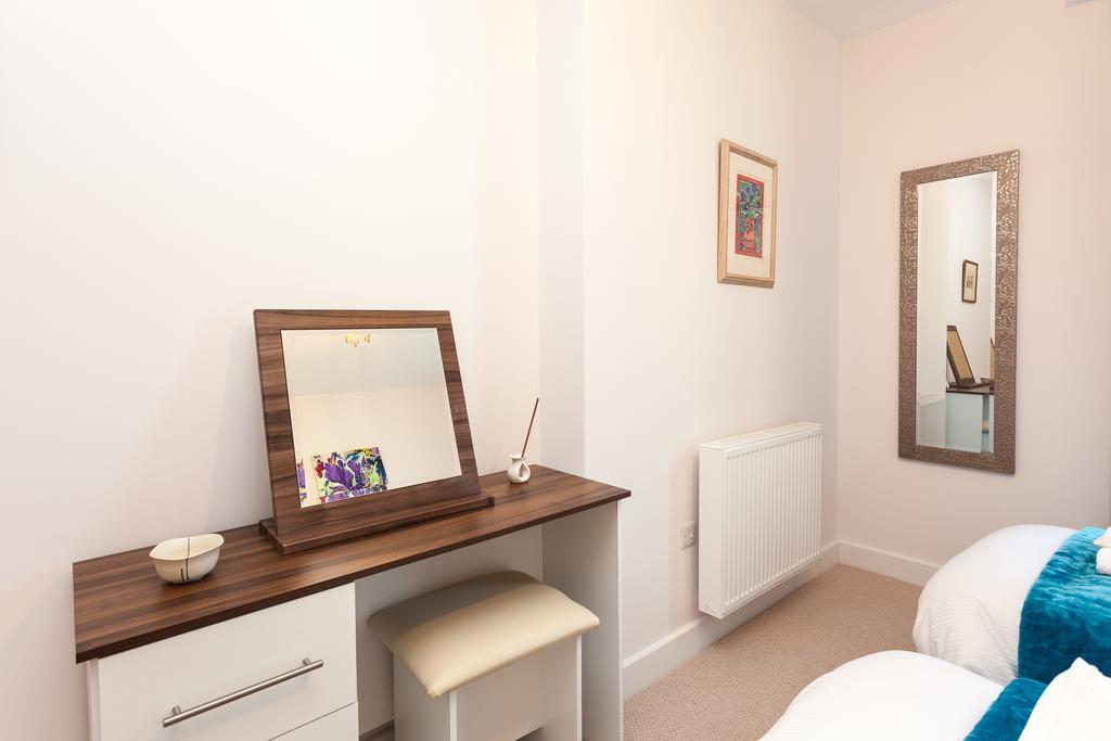 Self-Contained Town Centre One Bedroom Apartments By Helmswood Serviced Apartments Redhill  Bagian luar foto