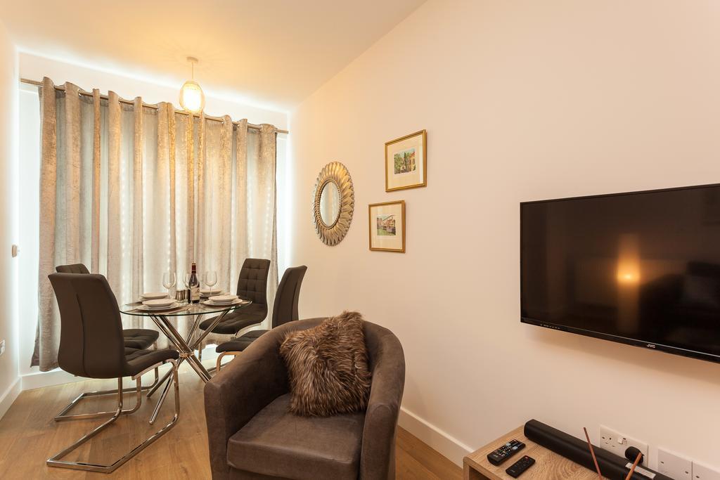 Self-Contained Town Centre One Bedroom Apartments By Helmswood Serviced Apartments Redhill  Bagian luar foto