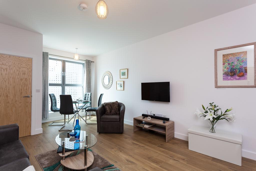 Self-Contained Town Centre One Bedroom Apartments By Helmswood Serviced Apartments Redhill  Bagian luar foto